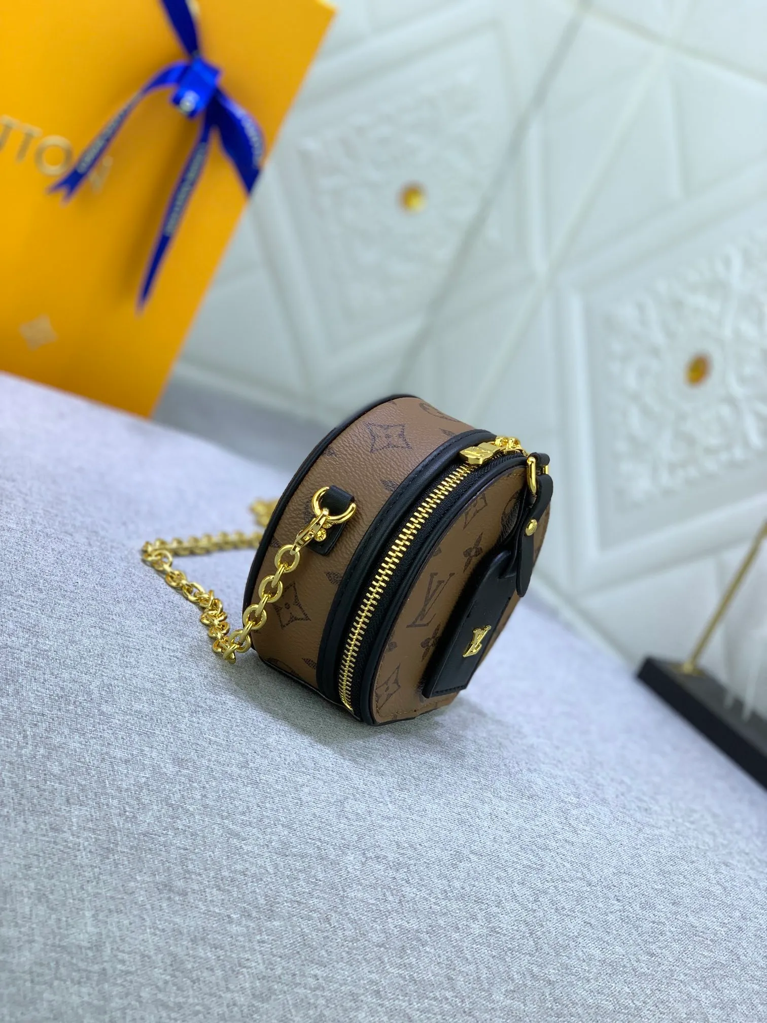 All Categories Official Website "Brand Women's Bags" Women's Bags 💙 LV MMmini Boite Chapeau handbag is made of Monogram coated canvas and decorated with Malletage quilted lining, paying tribute to the brand's traditional details. The zip opens to reveal a sophisticated interior with a large accordion compartment. Detachable shoulder strap allows for a shoulder-wearing experience. size