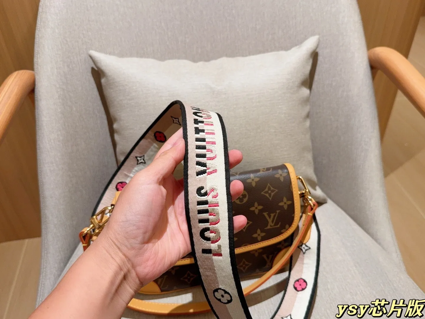 All categories Official website "Brand Women's Bags" Women's Bags 💙 LV 2025 new LV armpit bag