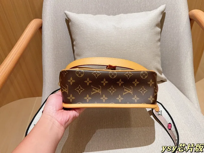 All categories Official website "Brand Women's Bags" Women's Bags 💙 LV 2025 new LV armpit bag