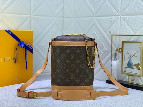 All Categories Official Website "Brand Women's Bags" Women's Bags 💙 LV Upgraded Original M44877 Cowhide Bottom with Presbyopia CHALK Shoulder Bag Chalk shoulder bag draws inspiration from magnesium powder bags used in rock climbing sports, focusing on functional design: drawstring closure for easy access to items, external pockets for storage of travel needs, wide shoulder straps for comfortable carrying, full width Monogr