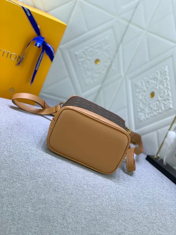 All Categories Official Website "Brand Women's Bags" Women's Bags 💙 LV Upgraded Original M44877 Cowhide Bottom with Presbyopia CHALK Shoulder Bag Chalk shoulder bag draws inspiration from magnesium powder bags used in rock climbing sports, focusing on functional design: drawstring closure for easy access to items, external pockets for storage of travel needs, wide shoulder straps for comfortable carrying, full width Monogr