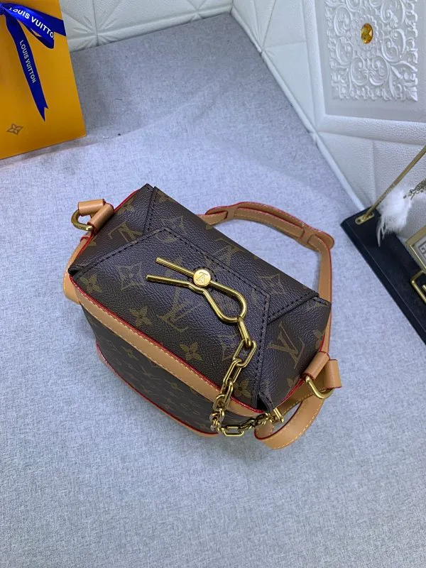 All Categories Official Website "Brand Women's Bags" Women's Bags 💙 LV Upgraded Original M44877 Cowhide Bottom with Presbyopia CHALK Shoulder Bag Chalk shoulder bag draws inspiration from magnesium powder bags used in rock climbing sports, focusing on functional design: drawstring closure for easy access to items, external pockets for storage of travel needs, wide shoulder straps for comfortable carrying, full width Monogr