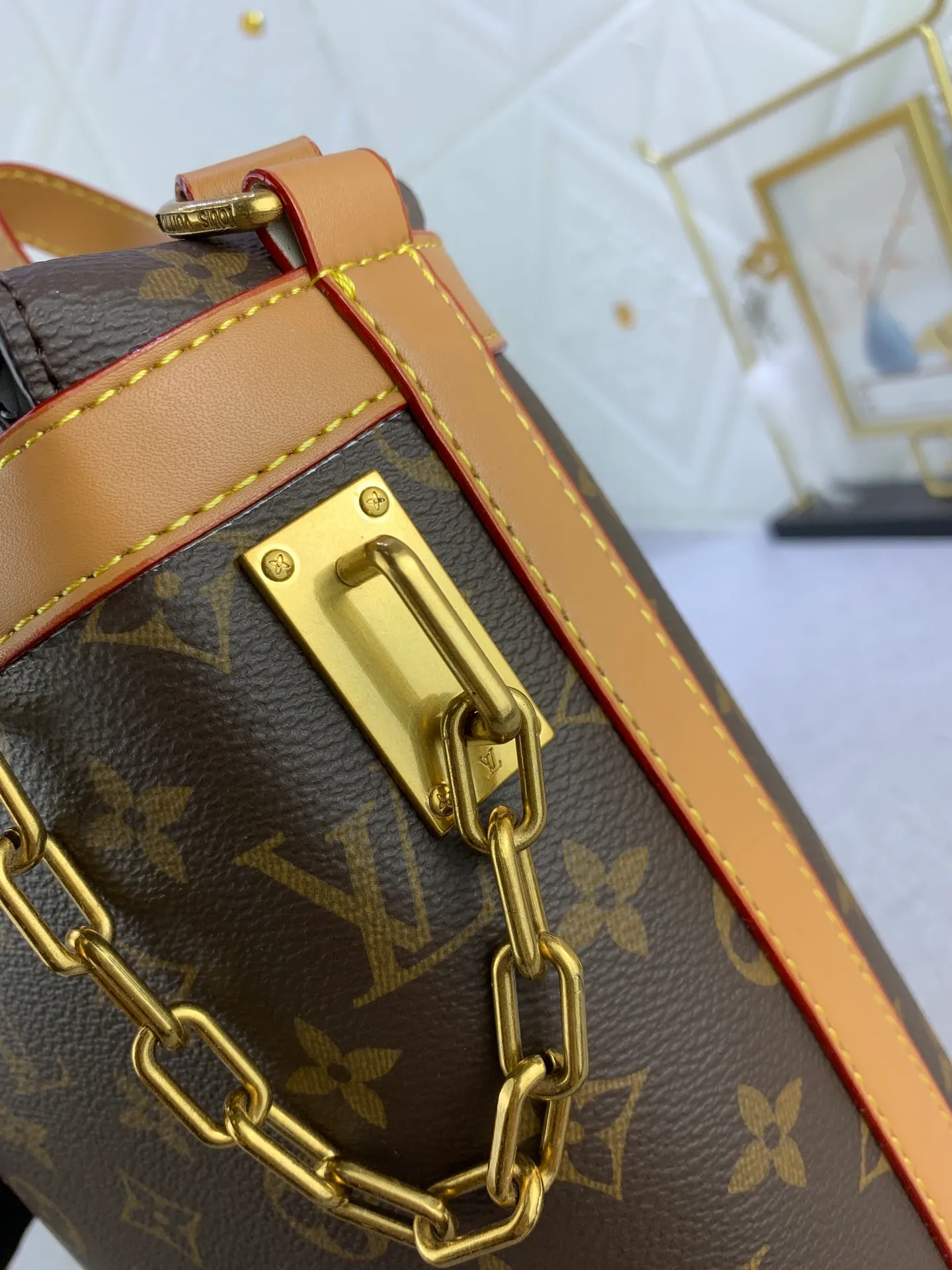 All Categories Official Website "Brand Women's Bags" Women's Bags 💙 LV Upgraded Original M44877 Cowhide Bottom with Presbyopia CHALK Shoulder Bag Chalk shoulder bag draws inspiration from magnesium powder bags used in rock climbing sports, focusing on functional design: drawstring closure for easy access to items, external pockets for storage of travel needs, wide shoulder straps for comfortable carrying, full width Monogr