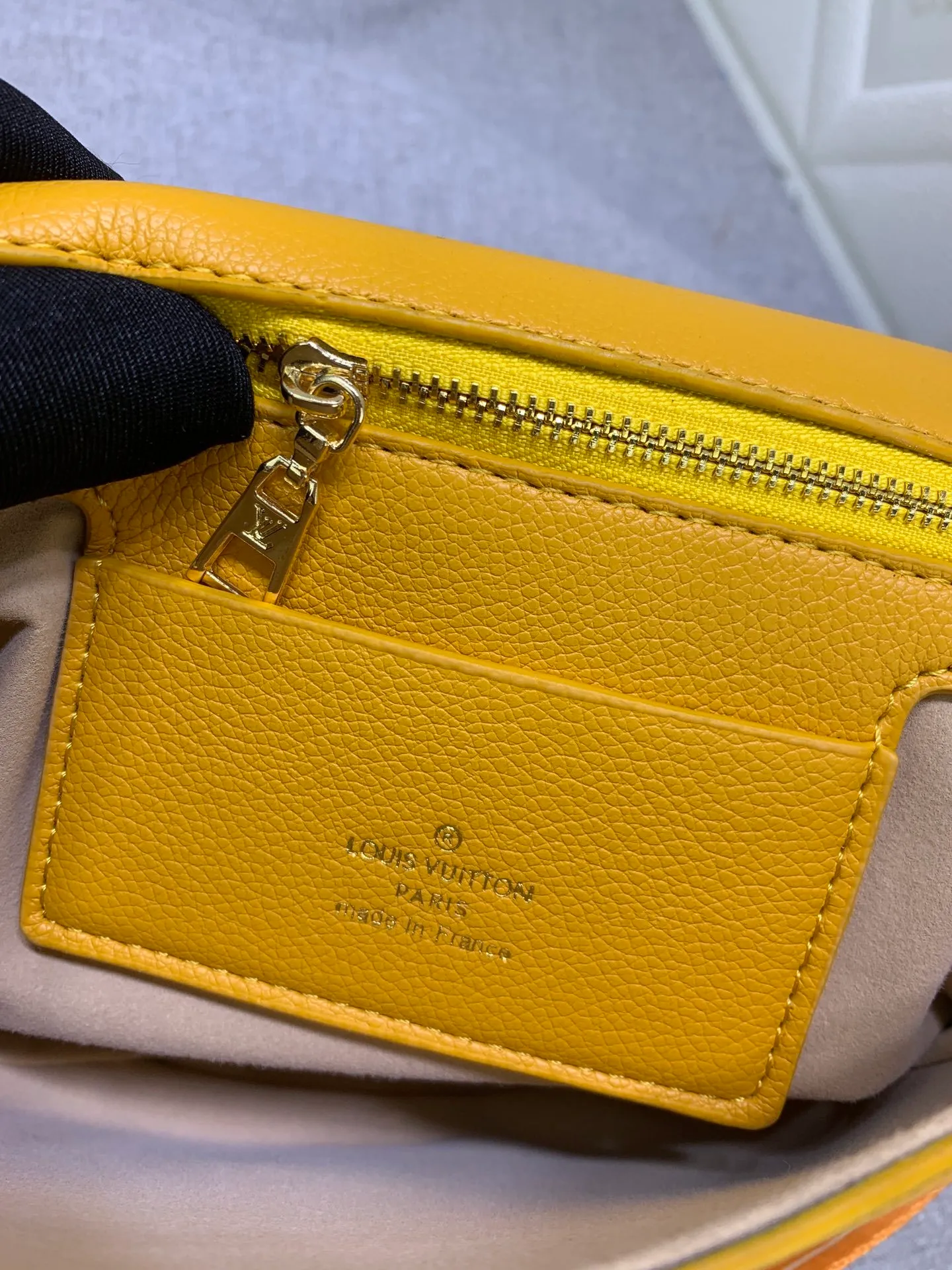 All Categories Official Website "Brand Women's Bags" Women's Bags 💙 LV Pont9 pebbled messenger bag. Handbags LV Pont 9 Soft handbag is made of grained calfskin and injects an elegant atmosphere with the LV Circle logo derived from the brand archives. Monogram flower cluster hidden under the flap, Monogram flower on the shoulder