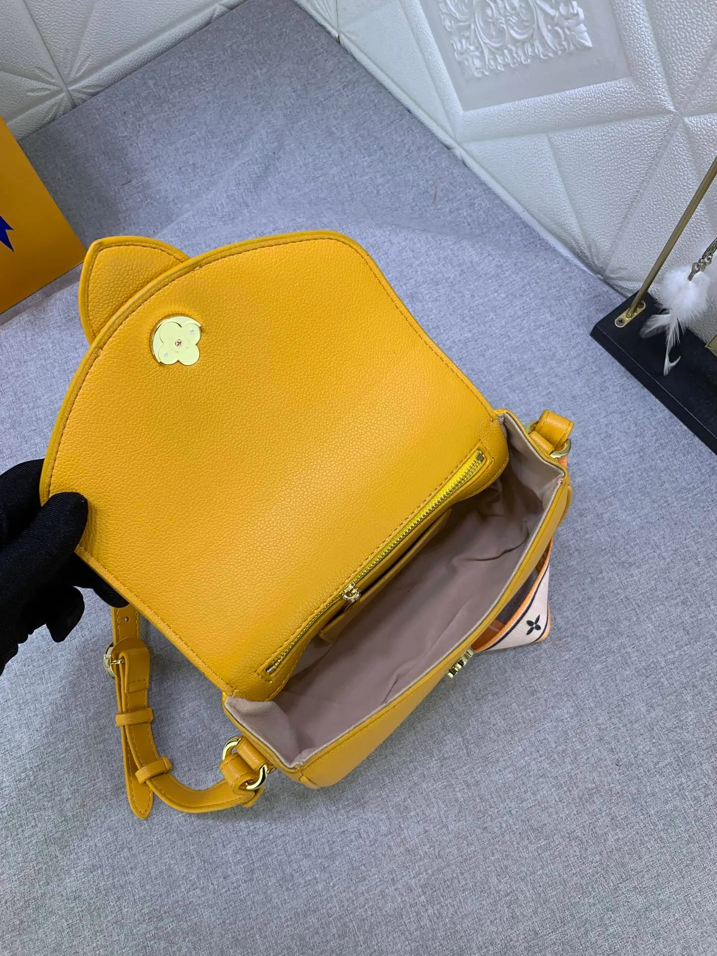 All Categories Official Website "Brand Women's Bags" Women's Bags 💙 LV Pont9 pebbled messenger bag. Handbags LV Pont 9 Soft handbag is made of grained calfskin and injects an elegant atmosphere with the LV Circle logo derived from the brand archives. Monogram flower cluster hidden under the flap, Monogram flower on the shoulder