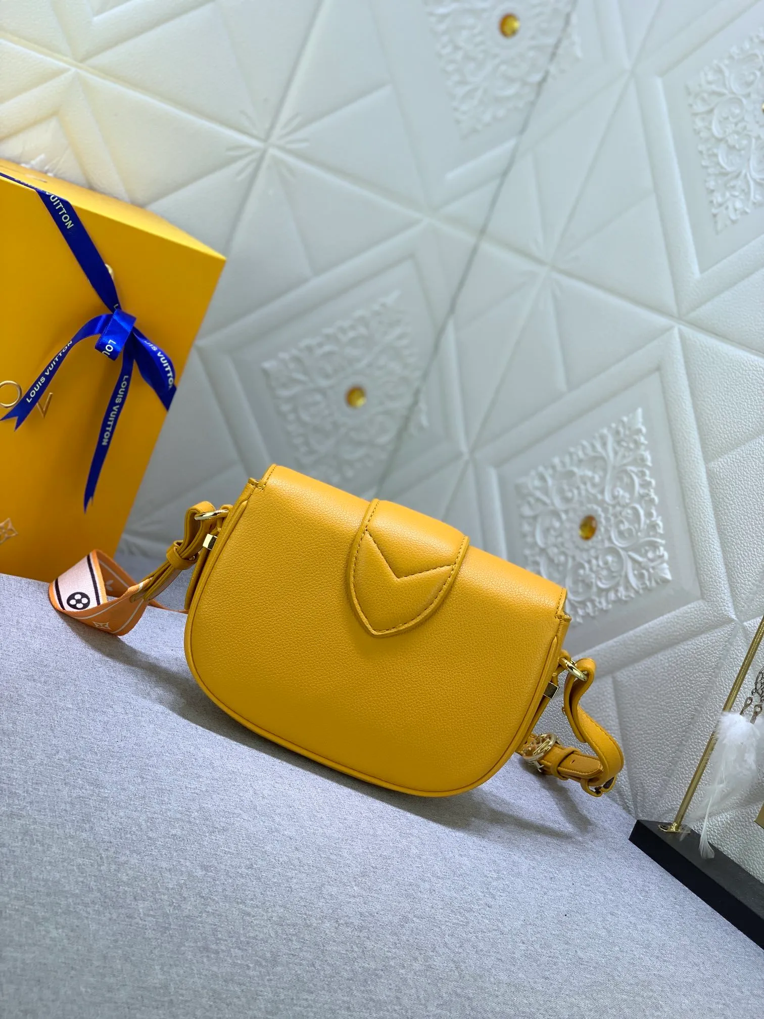 All Categories Official Website "Brand Women's Bags" Women's Bags 💙 LV Pont9 pebbled messenger bag. Handbags LV Pont 9 Soft handbag is made of grained calfskin and injects an elegant atmosphere with the LV Circle logo derived from the brand archives. Monogram flower cluster hidden under the flap, Monogram flower on the shoulder