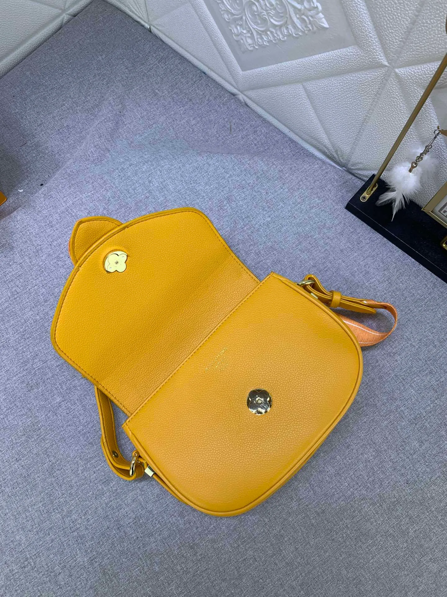All Categories Official Website "Brand Women's Bags" Women's Bags 💙 LV Pont9 pebbled messenger bag. Handbags LV Pont 9 Soft handbag is made of grained calfskin and injects an elegant atmosphere with the LV Circle logo derived from the brand archives. Monogram flower cluster hidden under the flap, Monogram flower on the shoulder