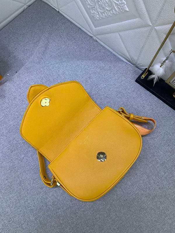 All Categories Official Website "Brand Women's Bags" Women's Bags 💙 LV Pont9 pebbled messenger bag. Handbags LV Pont 9 Soft handbag is made of grained calfskin and injects an elegant atmosphere with the LV Circle logo derived from the brand archives. Monogram flower cluster hidden under the flap, Monogram flower on the shoulder