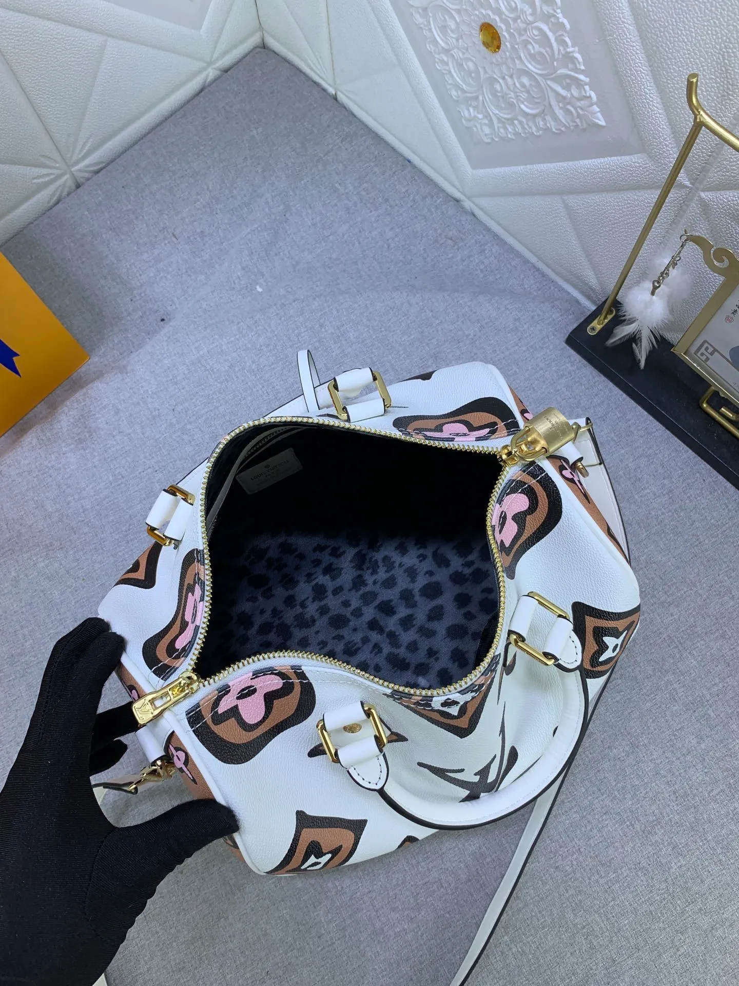 All Categories Official Website "Brand Women's Bags" Women's Bags 💙 LV White (leopard print) This Speedy Bandoulière 25 handbag is from the 2021 Autumn Wild at Heart capsule series. It uses a classic configuration to highlight the hand-painted style Monogram pattern. It is eye-catching and new. It was born in 1924.