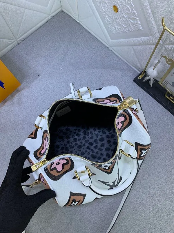All Categories Official Website "Brand Women's Bags" Women's Bags 💙 LV White (leopard print) This Speedy Bandoulière 25 handbag is from the 2021 Autumn Wild at Heart capsule series. It uses a classic configuration to highlight the hand-painted style Monogram pattern. It is eye-catching and new. It was born in 1924.
