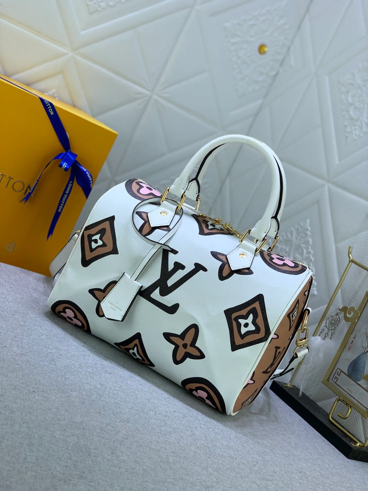 All Categories Official Website "Brand Women's Bags" Women's Bags 💙 LV White (leopard print) This Speedy Bandoulière 25 handbag is from the 2021 Autumn Wild at Heart capsule series. It uses a classic configuration to highlight the hand-painted style Monogram pattern. It is eye-catching and new. It was born in 1924.