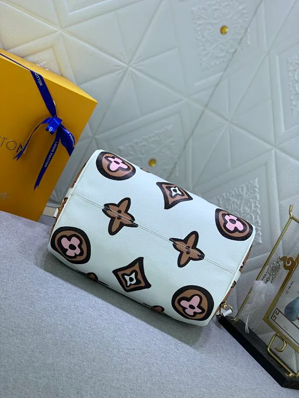 All Categories Official Website "Brand Women's Bags" Women's Bags 💙 LV White (leopard print) This Speedy Bandoulière 25 handbag is from the 2021 Autumn Wild at Heart capsule series. It uses a classic configuration to highlight the hand-painted style Monogram pattern. It is eye-catching and new. It was born in 1924.