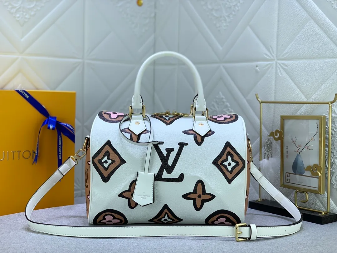 All Categories Official Website "Brand Women's Bags" Women's Bags 💙 LV White (leopard print) This Speedy Bandoulière 25 handbag is from the 2021 Autumn Wild at Heart capsule series. It uses a classic configuration to highlight the hand-painted style Monogram pattern. It is eye-catching and new. It was born in 1924.