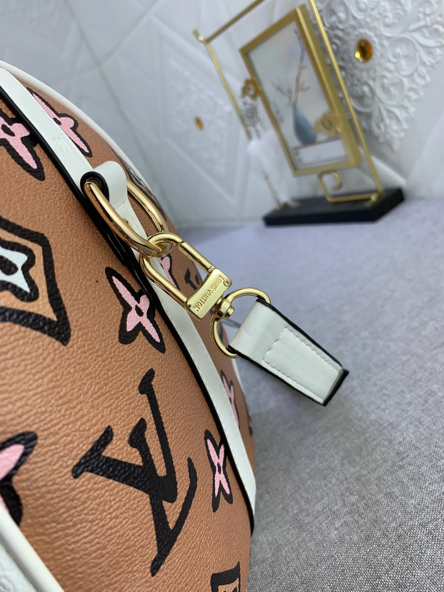 All Categories Official Website "Brand Women's Bags" Women's Bags 💙 LV White (leopard print) This Speedy Bandoulière 25 handbag is from the 2021 Autumn Wild at Heart capsule series. It uses a classic configuration to highlight the hand-painted style Monogram pattern. It is eye-catching and new. It was born in 1924.