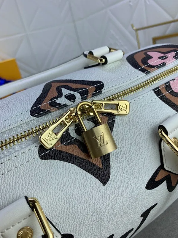 All Categories Official Website "Brand Women's Bags" Women's Bags 💙 LV White (leopard print) This Speedy Bandoulière 25 handbag is from the 2021 Autumn Wild at Heart capsule series. It uses a classic configuration to highlight the hand-painted style Monogram pattern. It is eye-catching and new. It was born in 1924.