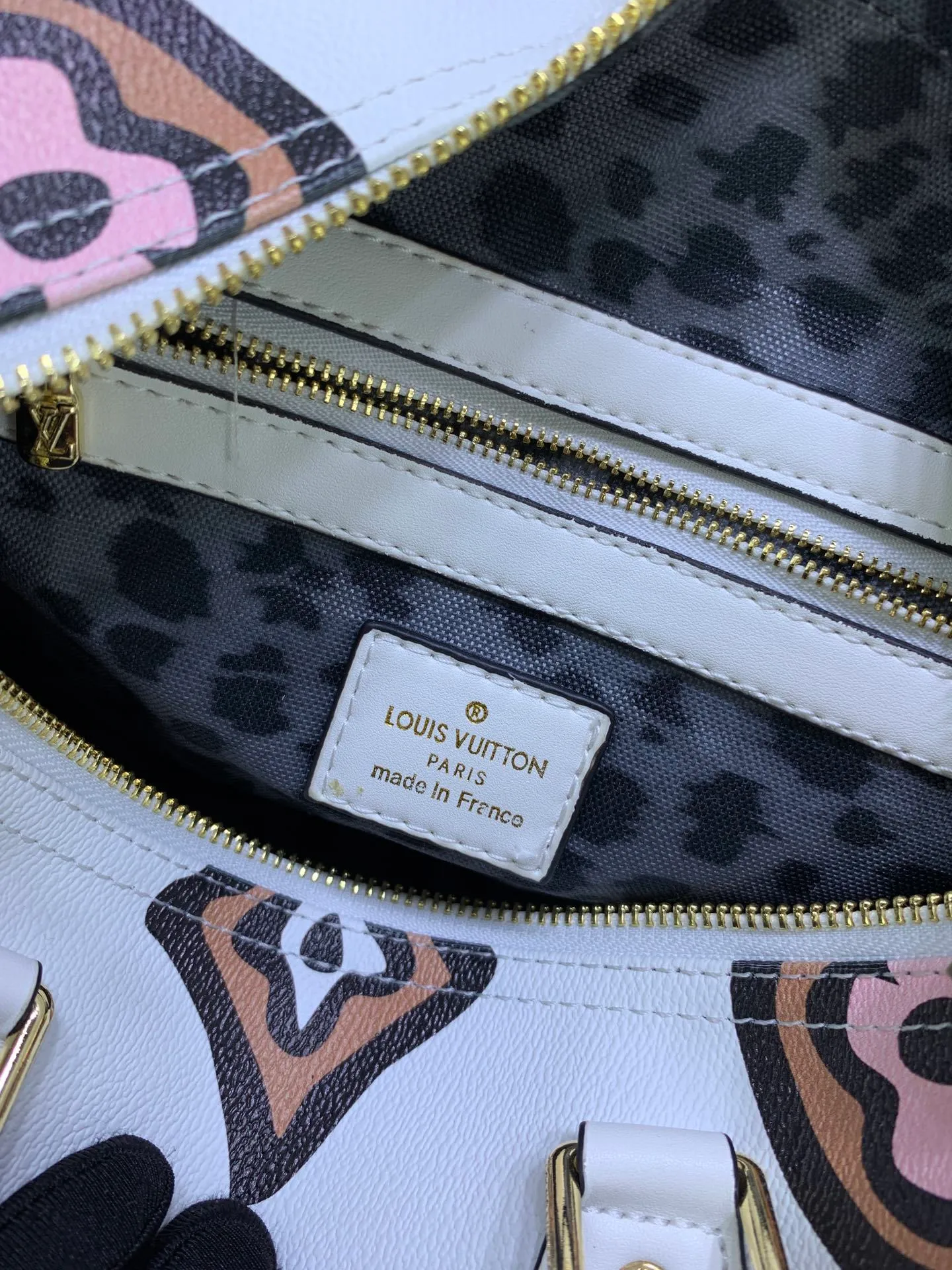 All Categories Official Website "Brand Women's Bags" Women's Bags 💙 LV White (leopard print) This Speedy Bandoulière 25 handbag is from the 2021 Autumn Wild at Heart capsule series. It uses a classic configuration to highlight the hand-painted style Monogram pattern. It is eye-catching and new. It was born in 1924.