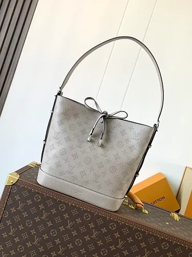 All categories Official website "Brand Women's Bags" Women's Bags 💙 LV 2026 new LV hand-held crossbody bag