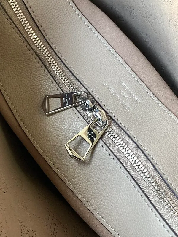All categories Official website "Brand Women's Bags" Women's Bags 💙 LV 2026 new LV hand-held crossbody bag