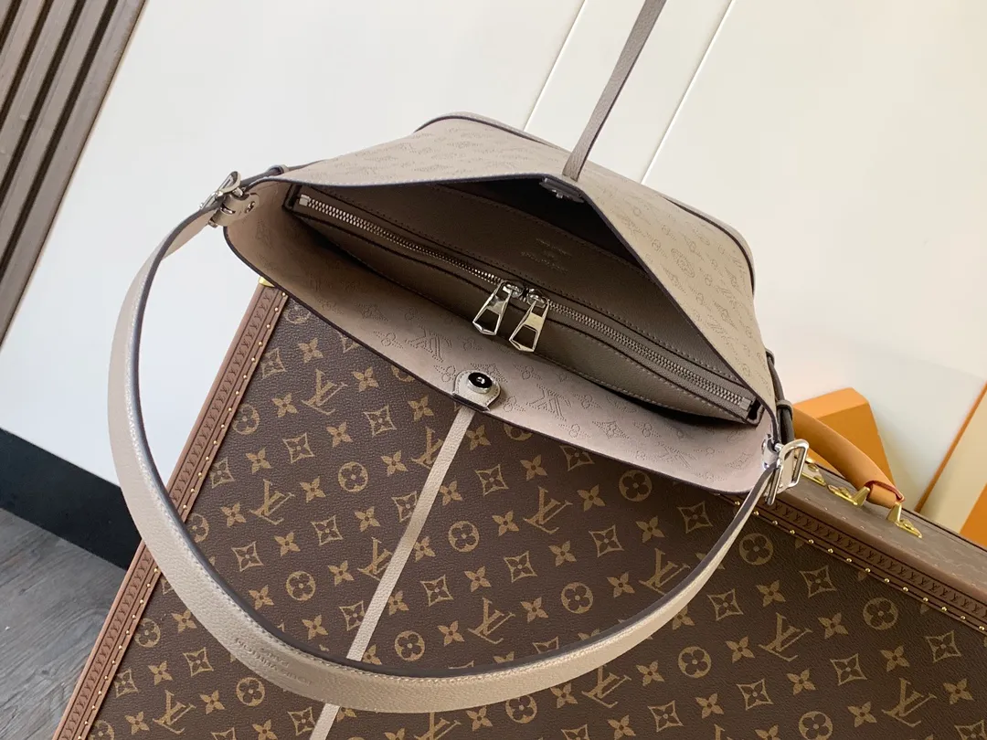 All categories Official website "Brand Women's Bags" Women's Bags 💙 LV 2026 new LV hand-held crossbody bag