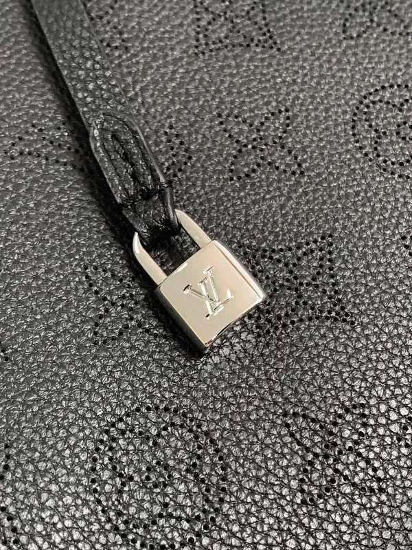All categories Official website "Brand Women's Bags" Women's Bags 💙 LV 2026 new LV hand-held crossbody bag