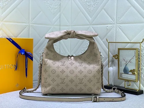 All categories Official website "Brand Women's Bags" Women's Bags 💙 LV Why Knot small handbag is made of Louis Vuitton's iconic Monogram engraved and perforated cow leather, combined with a knot-shaped handle, exuding a gentle style and modern atmosphere. Functional design holds everyday essentials such as a cell phone, wallet, keys, and sunglasses, and the removable woven leather chain allows for easy shoulder wear.