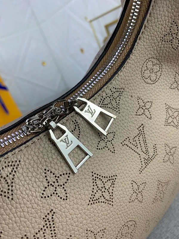 All categories Official website "Brand Women's Bags" Women's Bags 💙 LV Why Knot small handbag is made of Louis Vuitton's iconic Monogram engraved and perforated cow leather, combined with a knot-shaped handle, exuding a gentle style and modern atmosphere. Functional design holds everyday essentials such as a cell phone, wallet, keys, and sunglasses, and the removable woven leather chain allows for easy shoulder wear.