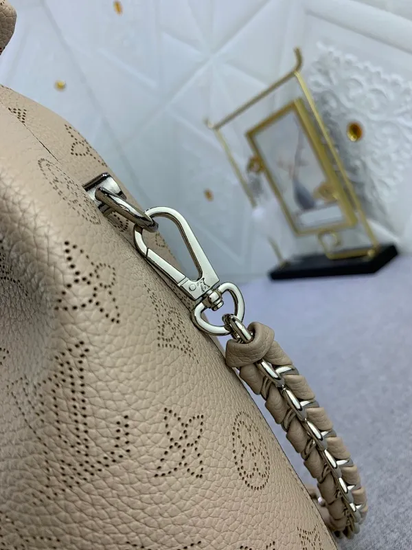 All categories Official website "Brand Women's Bags" Women's Bags 💙 LV Why Knot small handbag is made of Louis Vuitton's iconic Monogram engraved and perforated cow leather, combined with a knot-shaped handle, exuding a gentle style and modern atmosphere. Functional design holds everyday essentials such as a cell phone, wallet, keys, and sunglasses, and the removable woven leather chain allows for easy shoulder wear.
