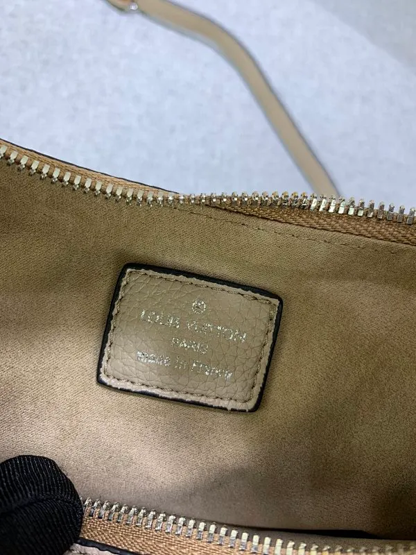 All categories Official website "Brand Women's Bags" Women's Bags 💙 LV Why Knot small handbag is made of Louis Vuitton's iconic Monogram engraved and perforated cow leather, combined with a knot-shaped handle, exuding a gentle style and modern atmosphere. Functional design holds everyday essentials such as a cell phone, wallet, keys, and sunglasses, and the removable woven leather chain allows for easy shoulder wear.