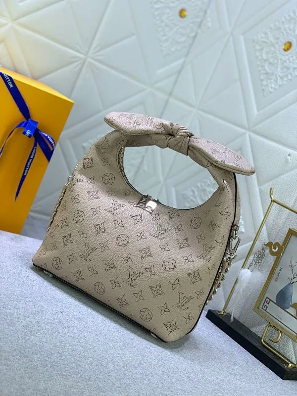 All categories Official website "Brand Women's Bags" Women's Bags 💙 LV Why Knot small handbag is made of Louis Vuitton's iconic Monogram engraved and perforated cow leather, combined with a knot-shaped handle, exuding a gentle style and modern atmosphere. Functional design holds everyday essentials such as a cell phone, wallet, keys, and sunglasses, and the removable woven leather chain allows for easy shoulder wear.