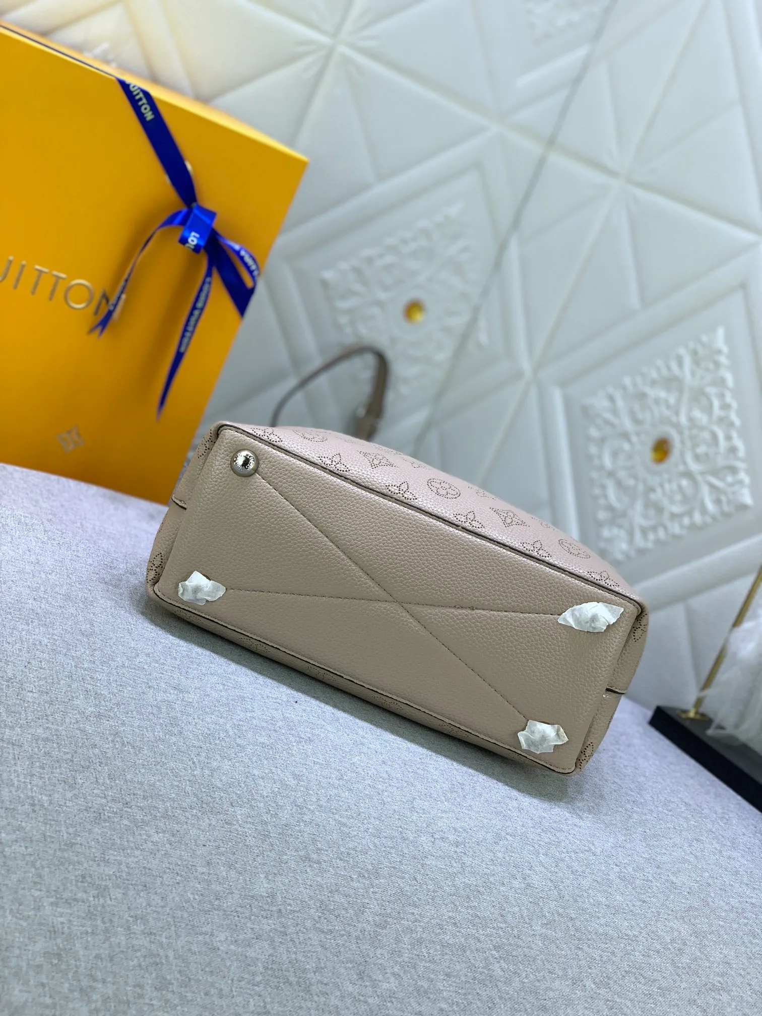 All categories Official website "Brand Women's Bags" Women's Bags 💙 LV Why Knot small handbag is made of Louis Vuitton's iconic Monogram engraved and perforated cow leather, combined with a knot-shaped handle, exuding a gentle style and modern atmosphere. Functional design holds everyday essentials such as a cell phone, wallet, keys, and sunglasses, and the removable woven leather chain allows for easy shoulder wear.