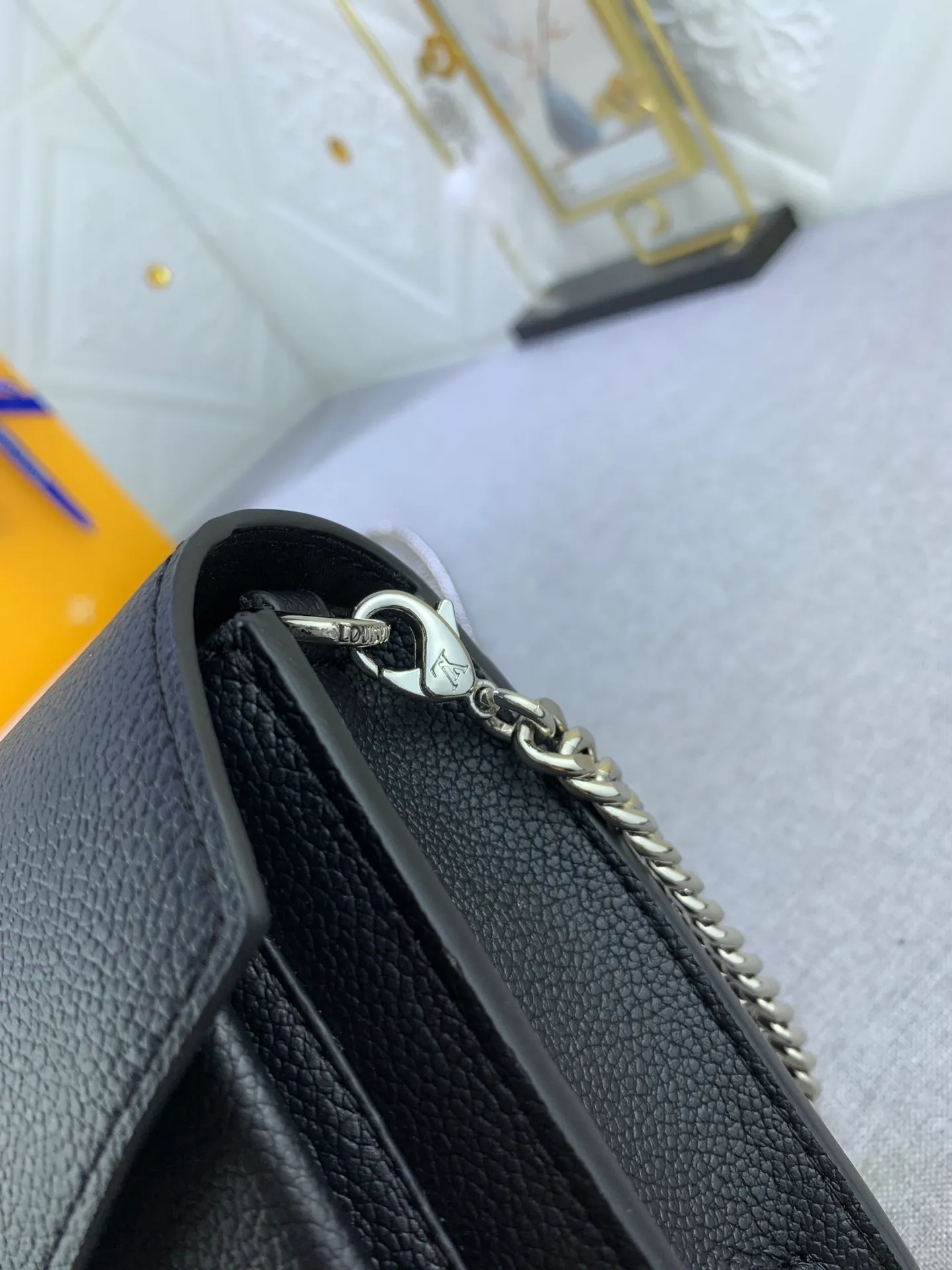 All Categories Official Website "Brand Women's Bags" Women's Bags 💙 LV This Mylockme Pochette chain bag is made of soft cow leather and continues the core elements of the Lockme series with an envelope-style flap, front pocket and LV letter hook. The trendy construction is suitable for storing mobile phones and other essentials, and the long chain allows for shoulder or cross-body wear.