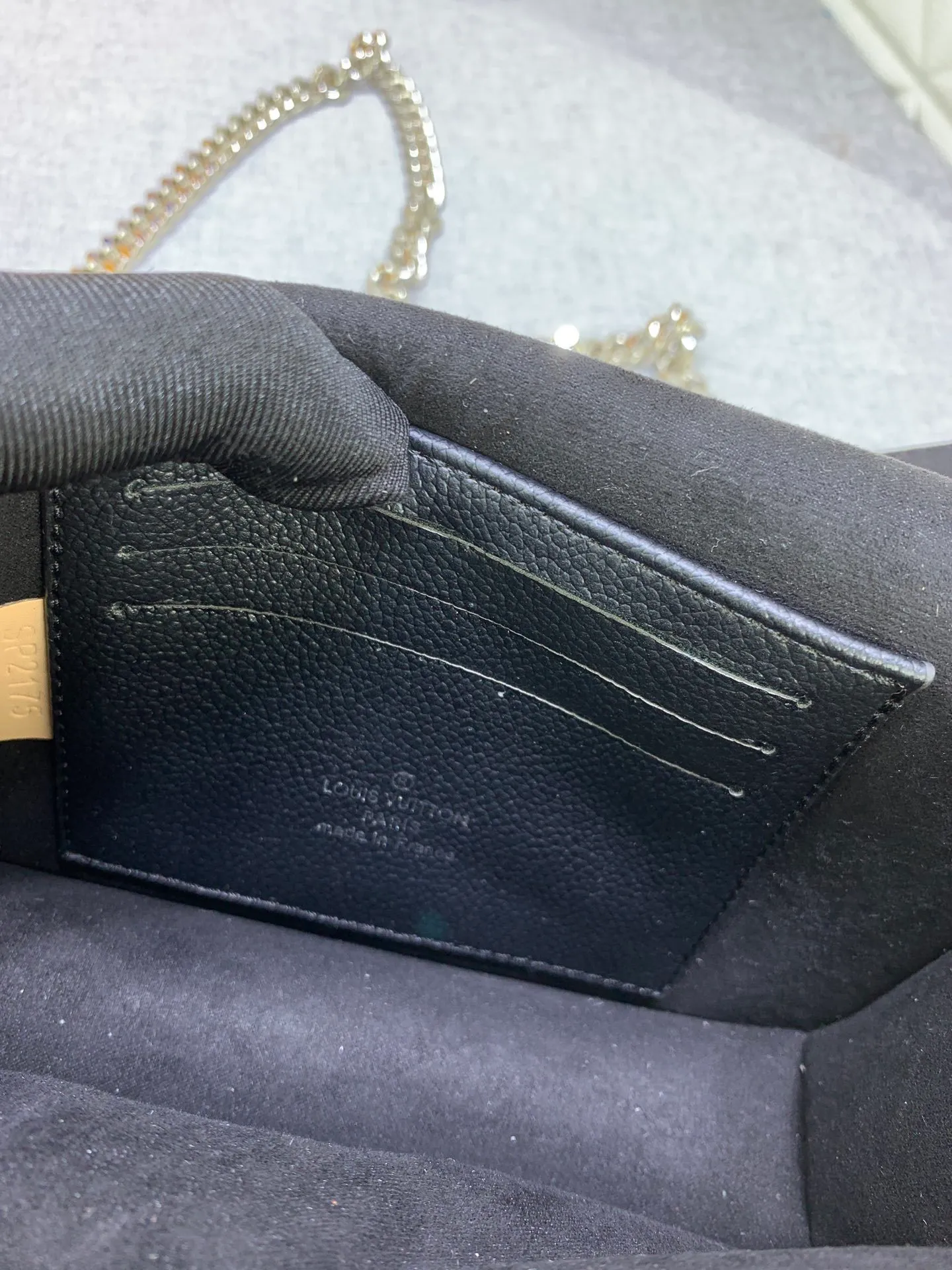 All Categories Official Website "Brand Women's Bags" Women's Bags 💙 LV This Mylockme Pochette chain bag is made of soft cow leather and continues the core elements of the Lockme series with an envelope-style flap, front pocket and LV letter hook. The trendy construction is suitable for storing mobile phones and other essentials, and the long chain allows for shoulder or cross-body wear.