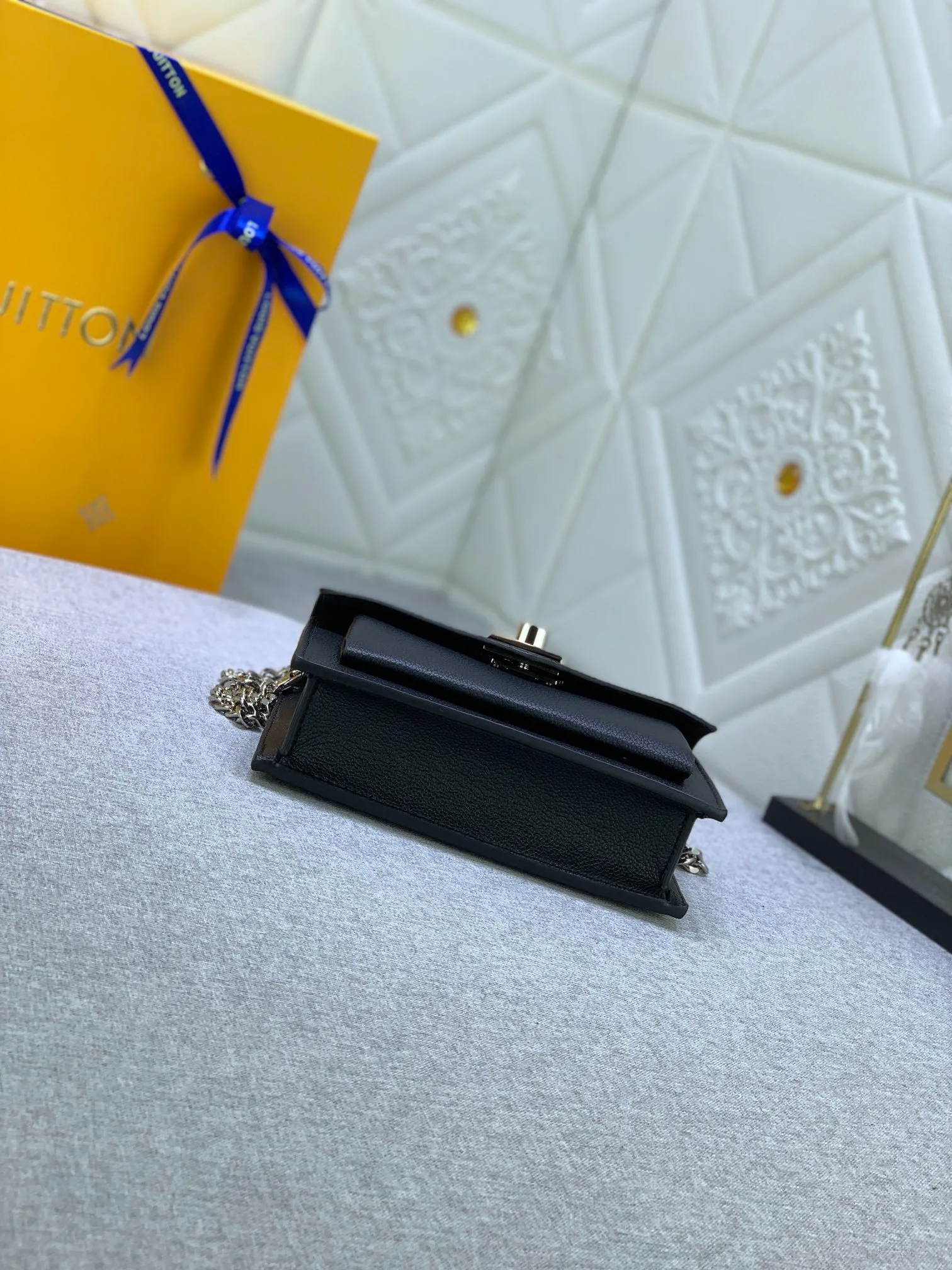All Categories Official Website "Brand Women's Bags" Women's Bags 💙 LV This Mylockme Pochette chain bag is made of soft cow leather and continues the core elements of the Lockme series with an envelope-style flap, front pocket and LV letter hook. The trendy construction is suitable for storing mobile phones and other essentials, and the long chain allows for shoulder or cross-body wear.