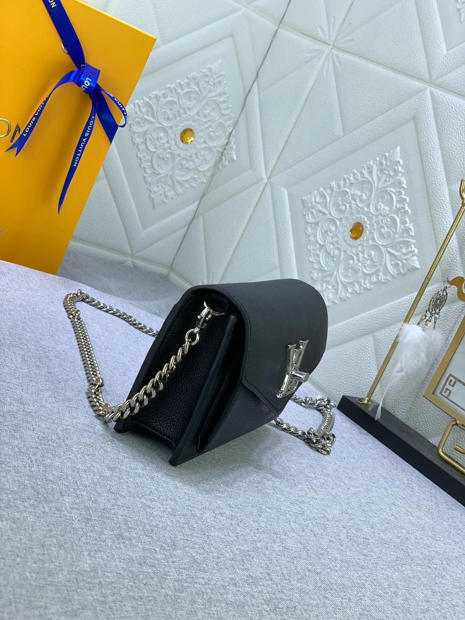 All Categories Official Website "Brand Women's Bags" Women's Bags 💙 LV This Mylockme Pochette chain bag is made of soft cow leather and continues the core elements of the Lockme series with an envelope-style flap, front pocket and LV letter hook. The trendy construction is suitable for storing mobile phones and other essentials, and the long chain allows for shoulder or cross-body wear.