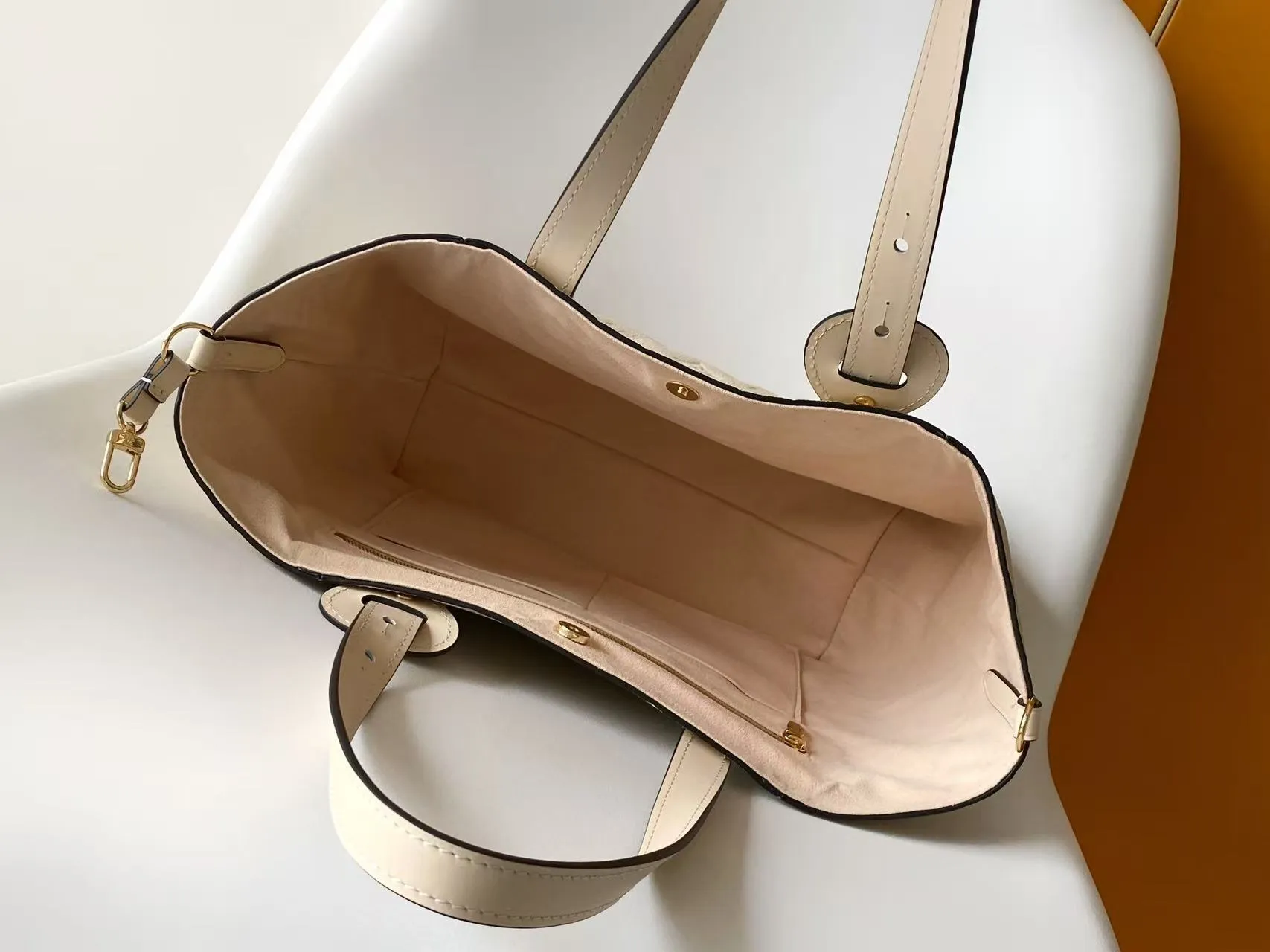 All categories Official website "Brand Women's Bags" Women's Bags 💙 LV 2026 new LV hand-held crossbody bag