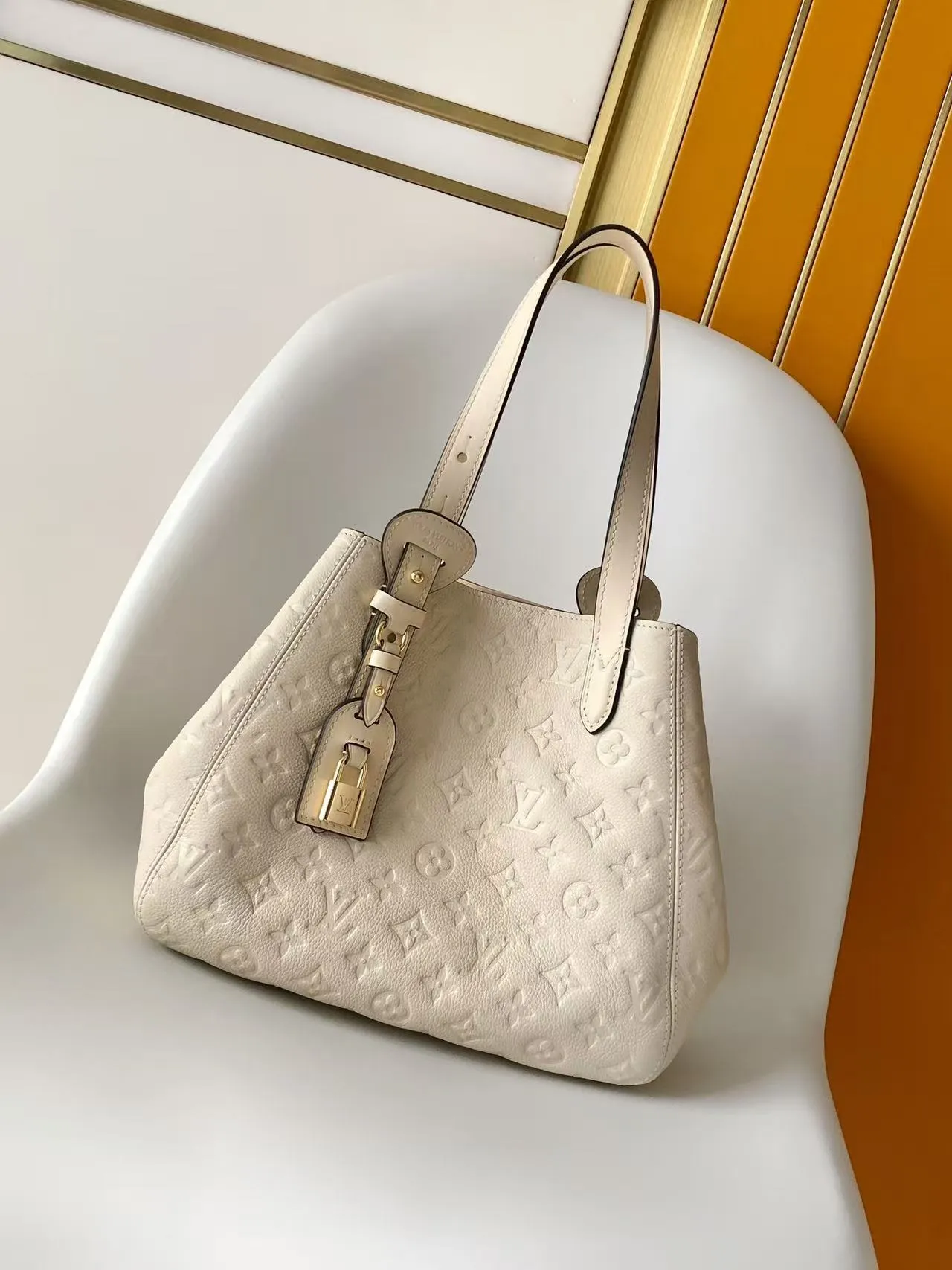 All categories Official website "Brand Women's Bags" Women's Bags 💙 LV 2026 new LV hand-held crossbody bag