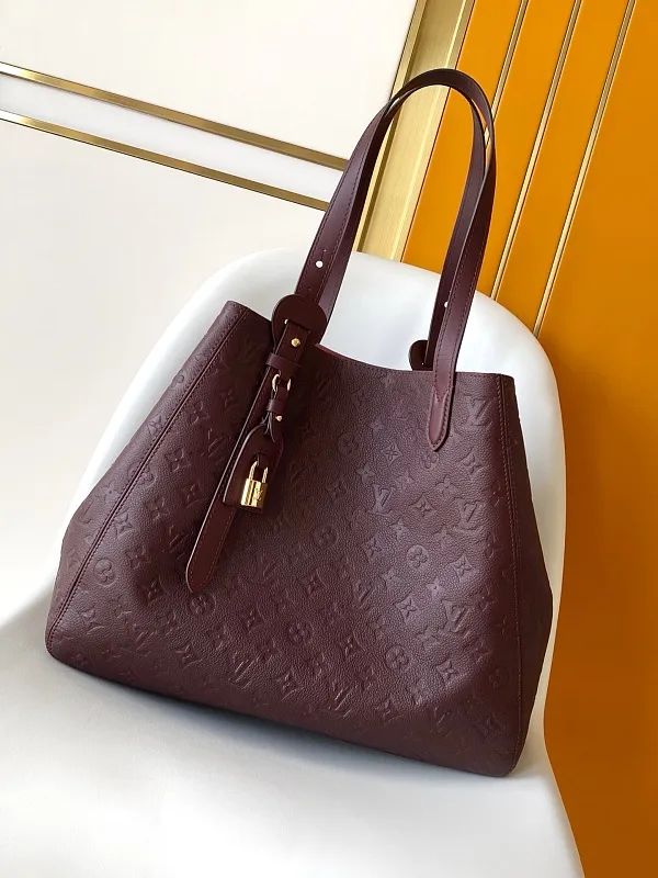 All categories Official website "Brand Women's Bags" Women's Bags 💙 LV 2026 new LV hand-held crossbody bag