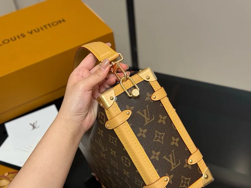 All categories Official website "Brand Women's Bags" Women's Bags 💙 LV 2025 new LV armpit bag