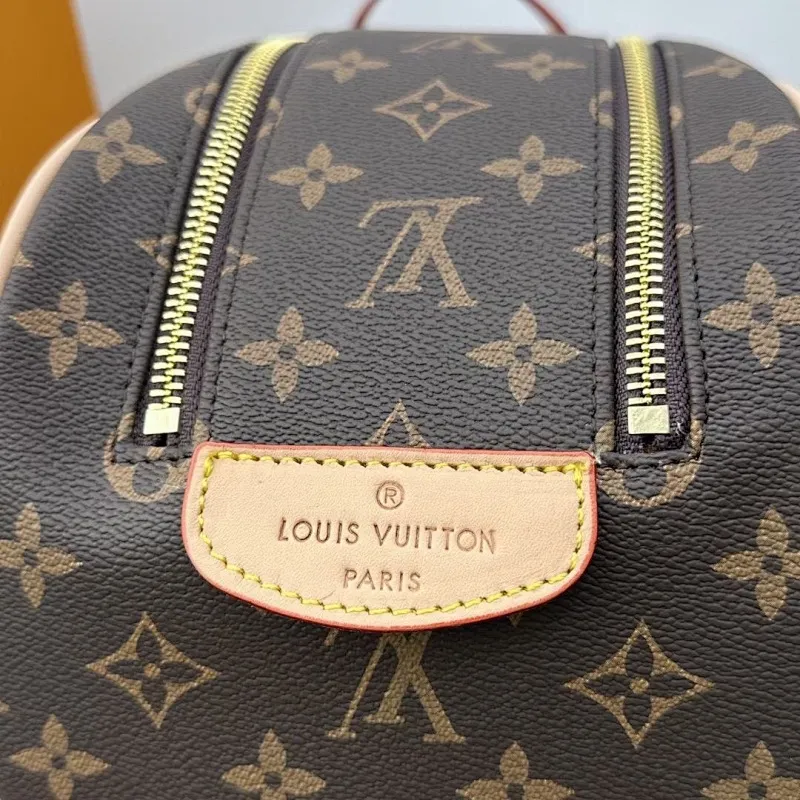 All categories Official website "Brand Women's Bags" Women's Bags 💙 LV 2025 new LV toiletry bag