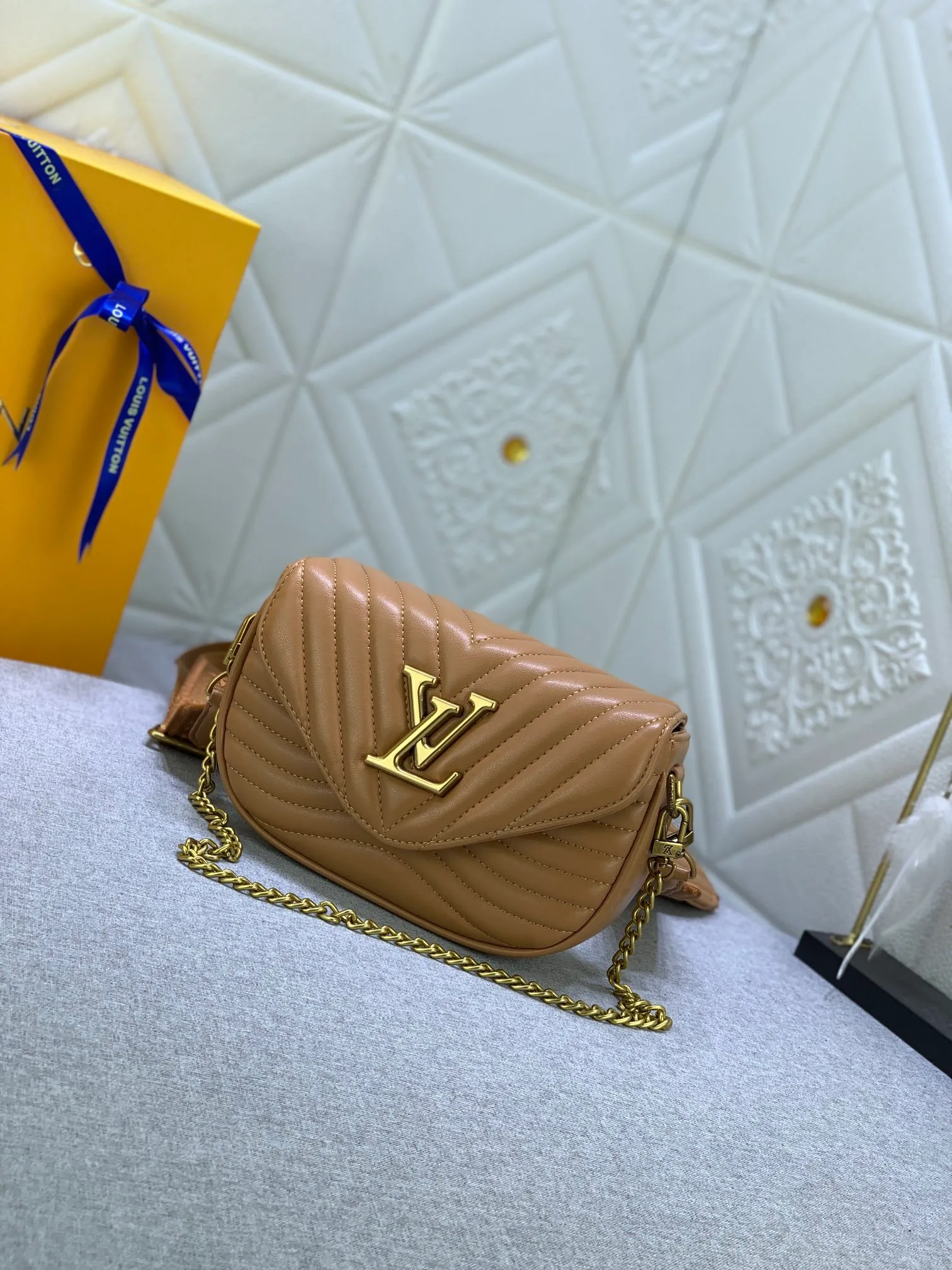All Categories Official Website "Brand Women's Bags" Women's Bags 💙 LV Upgraded Original Multi Pochette New Wave handbags are made of smooth and soft quilted calf leather, dynamic design, adjustable shoulder straps, distressed gold metal accessories, bronze gold chain inscriptions and striped jacquard shoulder straps, etc. Provide multiple carrying methods, the coin-shaped round bag on the shoulder strap can be