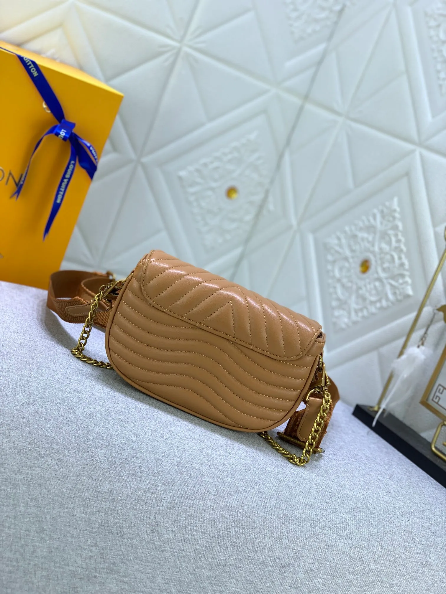 All Categories Official Website "Brand Women's Bags" Women's Bags 💙 LV Upgraded Original Multi Pochette New Wave handbags are made of smooth and soft quilted calf leather, dynamic design, adjustable shoulder straps, distressed gold metal accessories, bronze gold chain inscriptions and striped jacquard shoulder straps, etc. Provide multiple carrying methods, the coin-shaped round bag on the shoulder strap can be