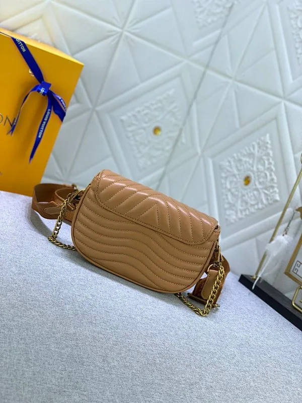 All Categories Official Website "Brand Women's Bags" Women's Bags 💙 LV Upgraded Original Multi Pochette New Wave handbags are made of smooth and soft quilted calf leather, dynamic design, adjustable shoulder straps, distressed gold metal accessories, bronze gold chain inscriptions and striped jacquard shoulder straps, etc. Provide multiple carrying methods, the coin-shaped round bag on the shoulder strap can be
