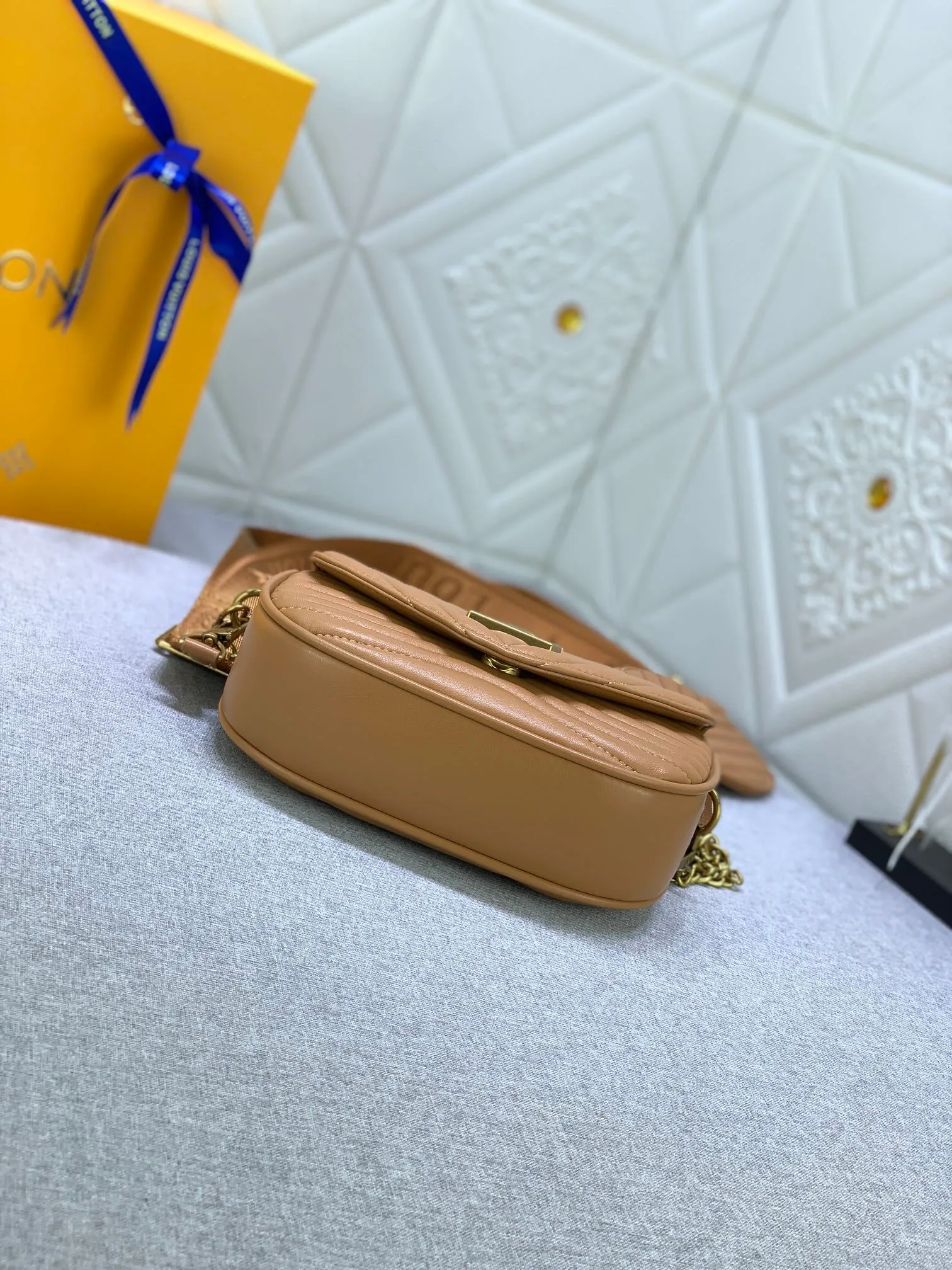 All Categories Official Website "Brand Women's Bags" Women's Bags 💙 LV Upgraded Original Multi Pochette New Wave handbags are made of smooth and soft quilted calf leather, dynamic design, adjustable shoulder straps, distressed gold metal accessories, bronze gold chain inscriptions and striped jacquard shoulder straps, etc. Provide multiple carrying methods, the coin-shaped round bag on the shoulder strap can be