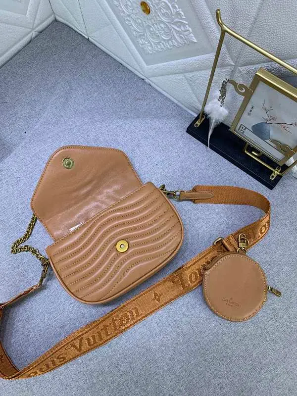 All Categories Official Website "Brand Women's Bags" Women's Bags 💙 LV Upgraded Original Multi Pochette New Wave handbags are made of smooth and soft quilted calf leather, dynamic design, adjustable shoulder straps, distressed gold metal accessories, bronze gold chain inscriptions and striped jacquard shoulder straps, etc. Provide multiple carrying methods, the coin-shaped round bag on the shoulder strap can be