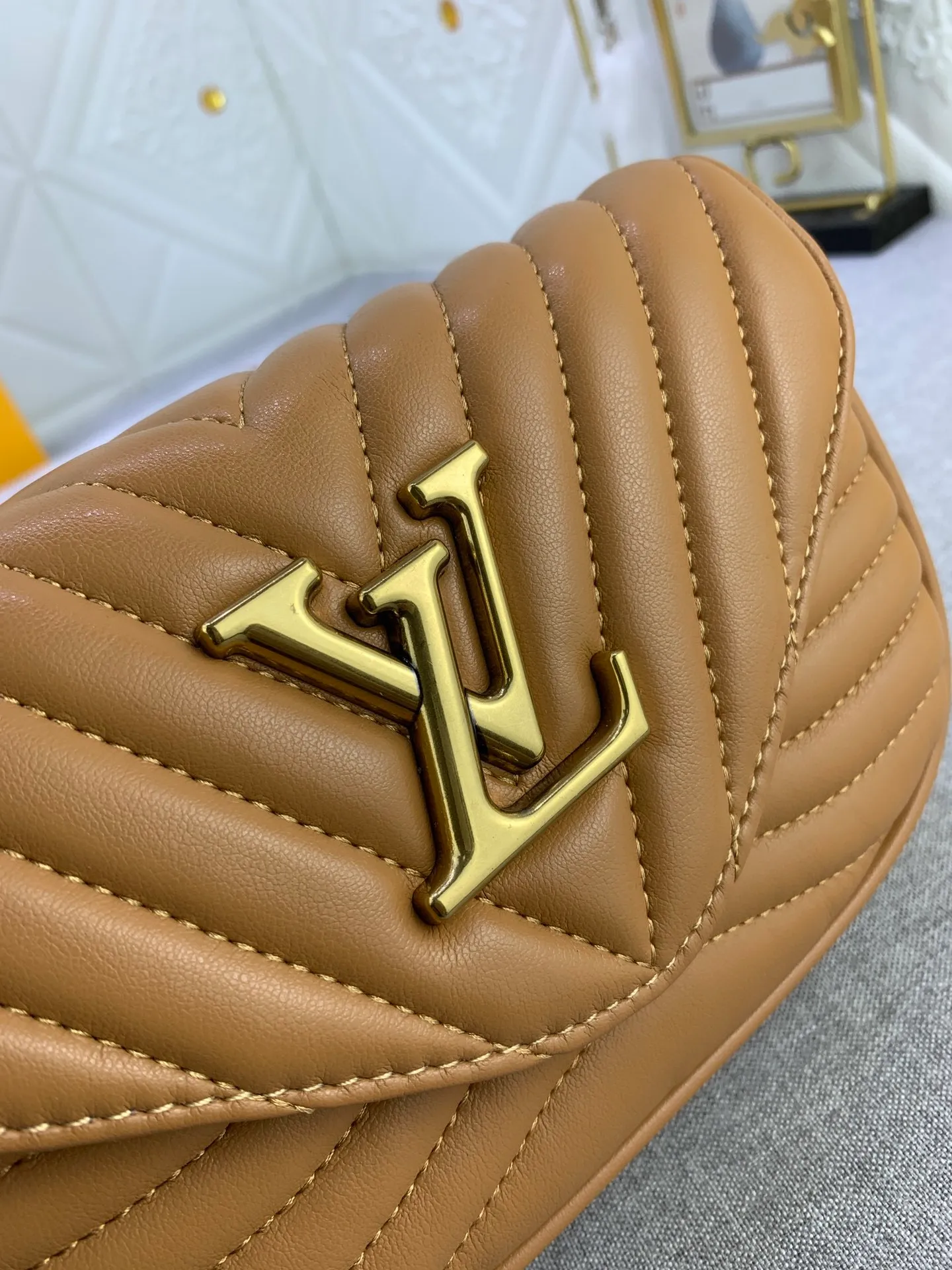All Categories Official Website "Brand Women's Bags" Women's Bags 💙 LV Upgraded Original Multi Pochette New Wave handbags are made of smooth and soft quilted calf leather, dynamic design, adjustable shoulder straps, distressed gold metal accessories, bronze gold chain inscriptions and striped jacquard shoulder straps, etc. Provide multiple carrying methods, the coin-shaped round bag on the shoulder strap can be