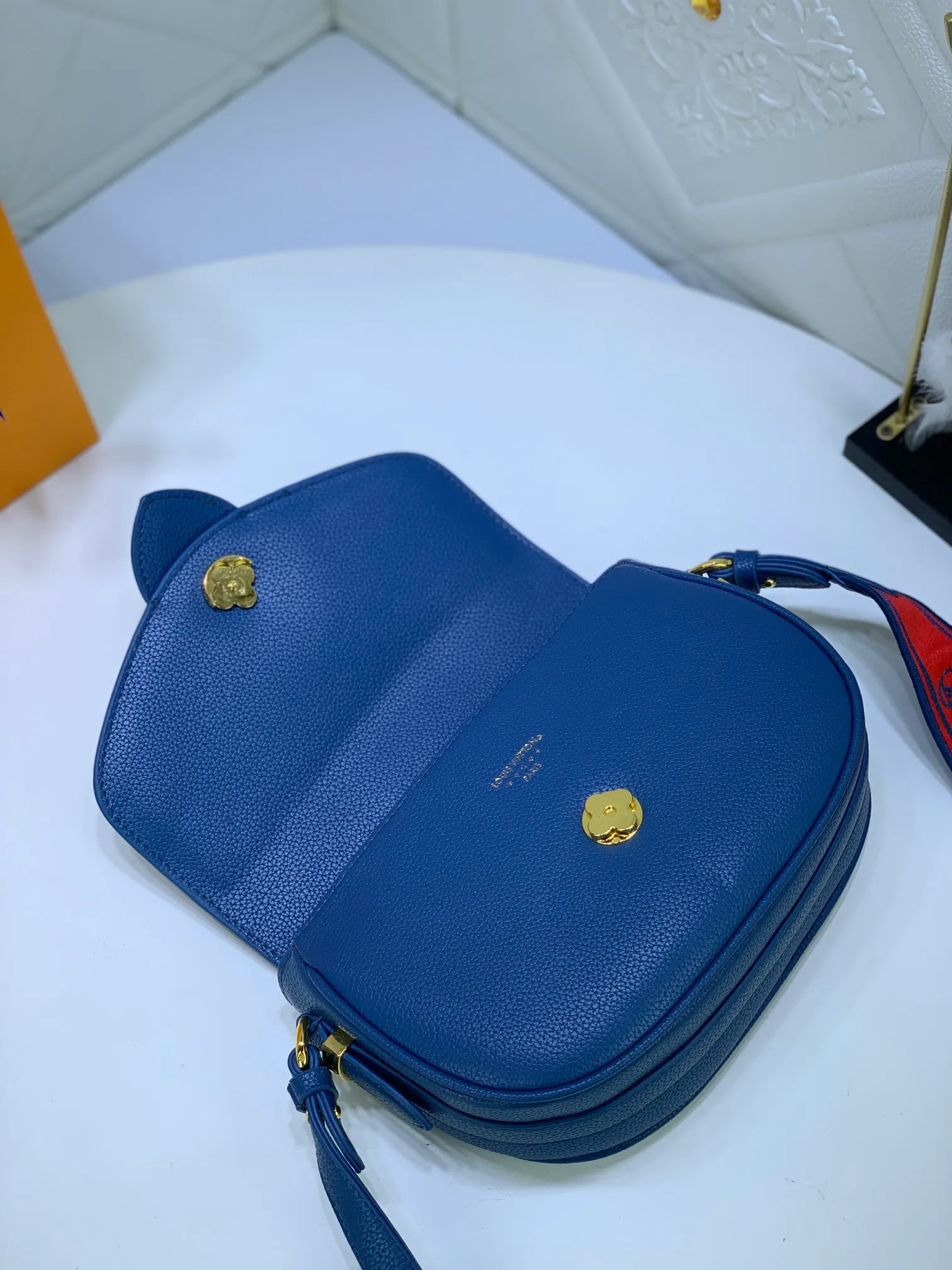 All Categories Official Website "Brand Women's Bags" Women's Bags 💙 LV Pont9 pebbled messenger bag LV PONT 9 SOF, injects an elegant atmosphere with the LV Circle logo derived from the brand archives. Monogram flower clusters are hidden under the flap, and Monogram flowers bloom on the shoulder straps. Medium size 25x17.5