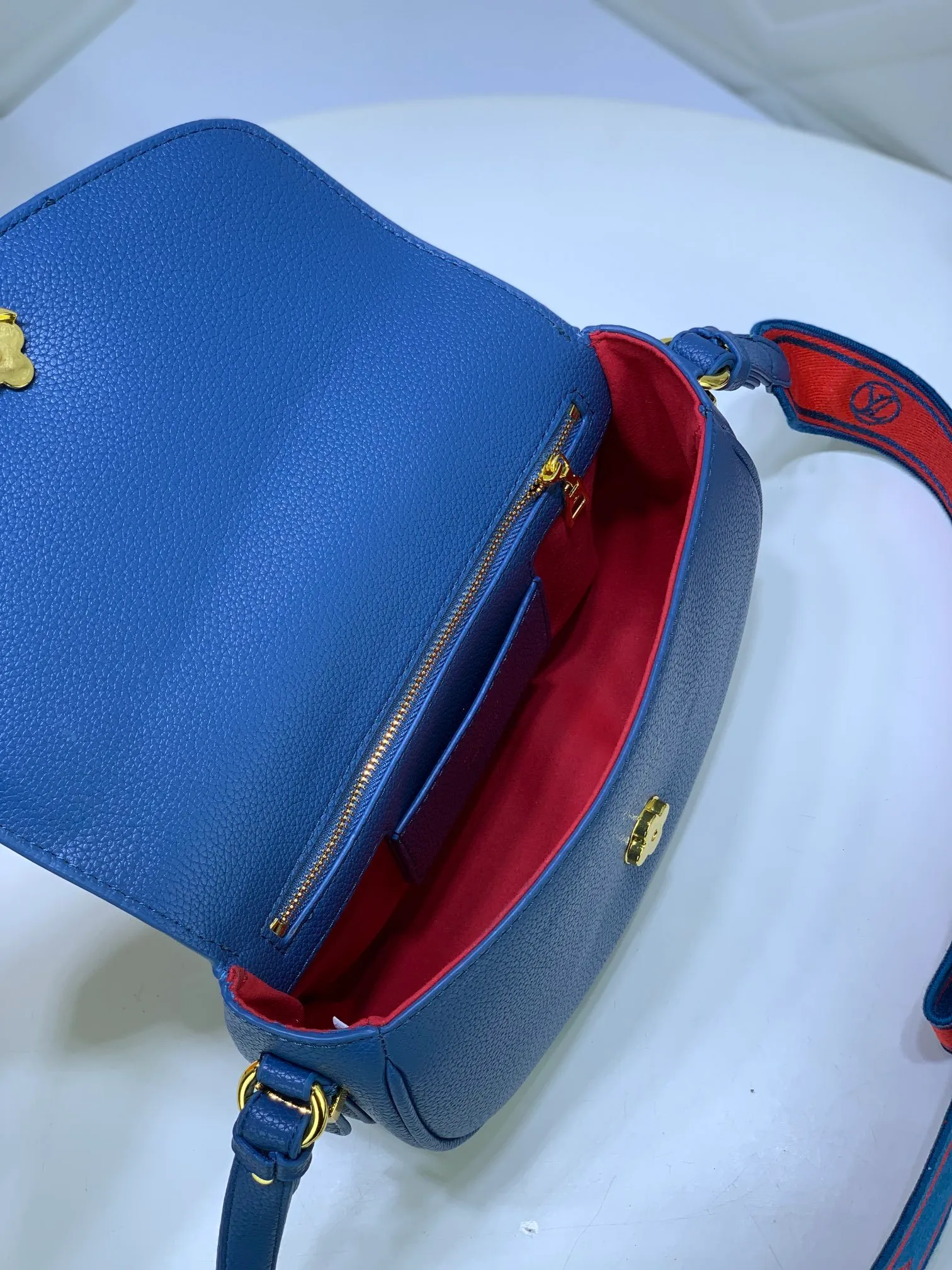 All Categories Official Website "Brand Women's Bags" Women's Bags 💙 LV Pont9 pebbled messenger bag LV PONT 9 SOF, injects an elegant atmosphere with the LV Circle logo derived from the brand archives. Monogram flower clusters are hidden under the flap, and Monogram flowers bloom on the shoulder straps. Medium size 25x17.5