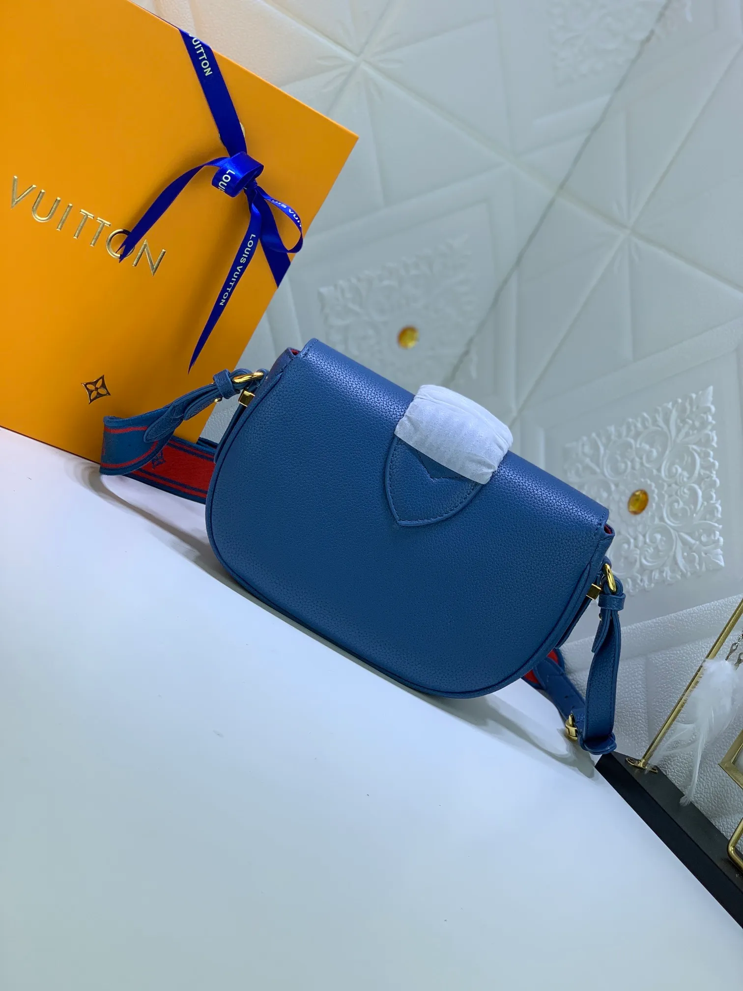 All Categories Official Website "Brand Women's Bags" Women's Bags 💙 LV Pont9 pebbled messenger bag LV PONT 9 SOF, injects an elegant atmosphere with the LV Circle logo derived from the brand archives. Monogram flower clusters are hidden under the flap, and Monogram flowers bloom on the shoulder straps. Medium size 25x17.5
