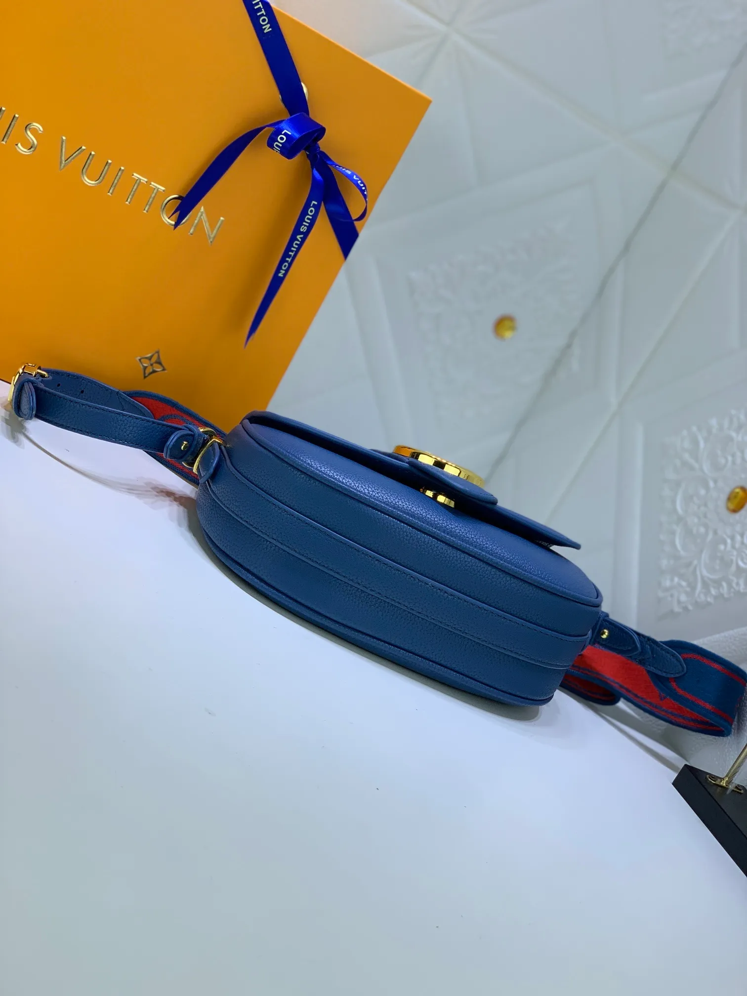 All Categories Official Website "Brand Women's Bags" Women's Bags 💙 LV Pont9 pebbled messenger bag LV PONT 9 SOF, injects an elegant atmosphere with the LV Circle logo derived from the brand archives. Monogram flower clusters are hidden under the flap, and Monogram flowers bloom on the shoulder straps. Medium size 25x17.5