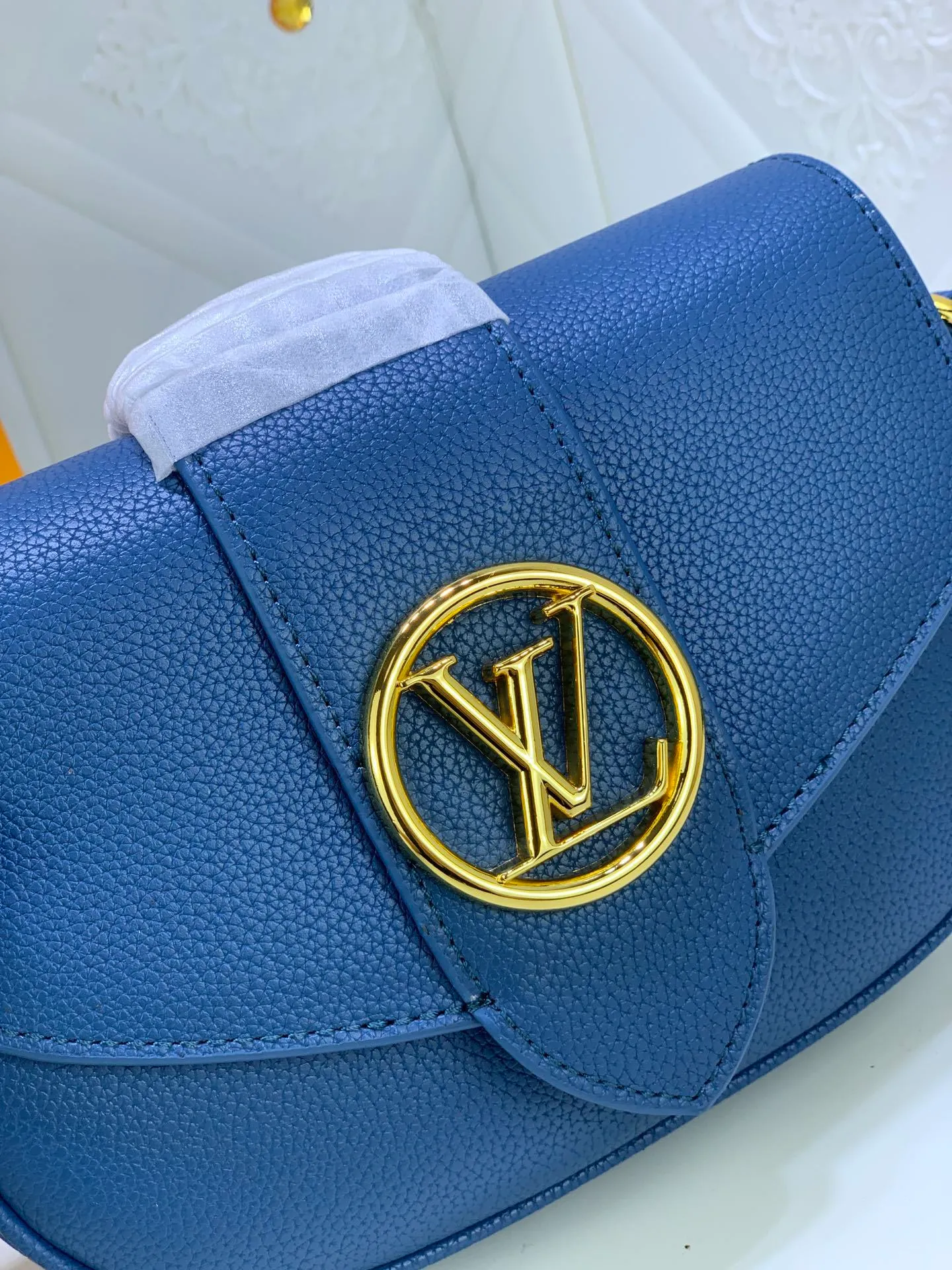 All Categories Official Website "Brand Women's Bags" Women's Bags 💙 LV Pont9 pebbled messenger bag LV PONT 9 SOF, injects an elegant atmosphere with the LV Circle logo derived from the brand archives. Monogram flower clusters are hidden under the flap, and Monogram flowers bloom on the shoulder straps. Medium size 25x17.5